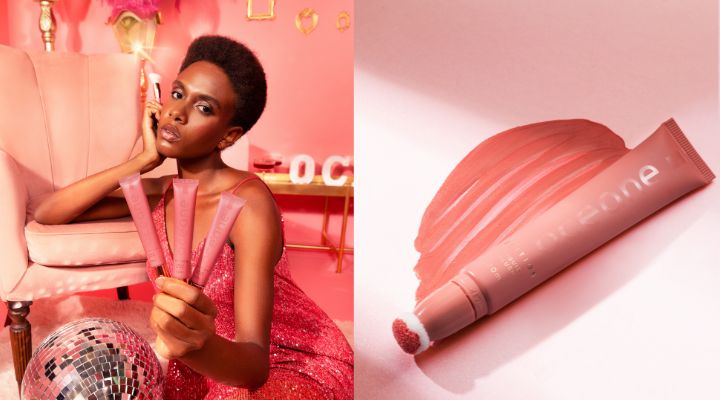 Modelo com batons em ambiente rosa e glamouroso