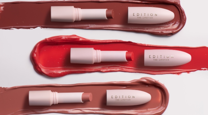 Batons da coleção Edition em fundo colorido