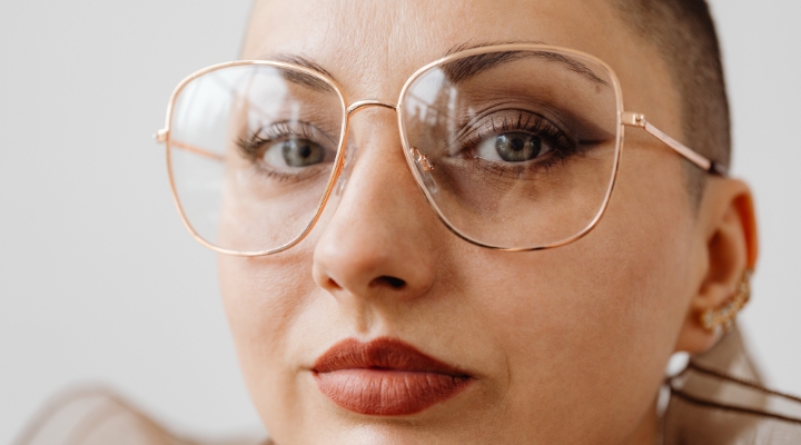 Retrato de mulher com óculos grandes e batom escuro