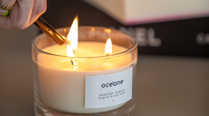 Acendendo uma vela aromática Oceâne