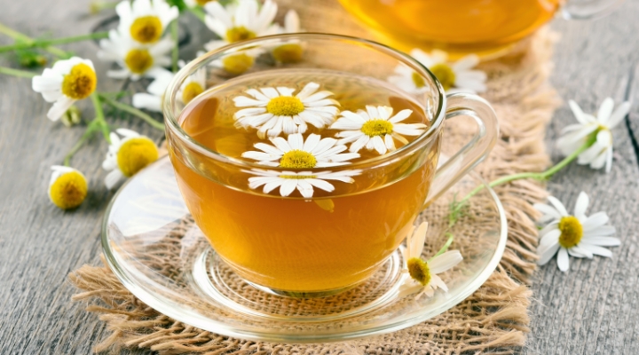 Chá de camomila com flores frescas na xícara