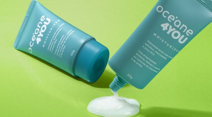 Creme hidratante Oceane 4You em fundo verde