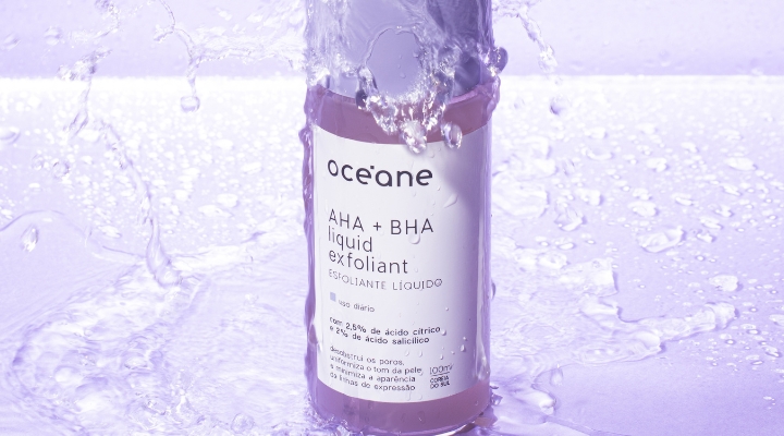 Exfoliante líquido AHA e BHA da Oceane em destaque.