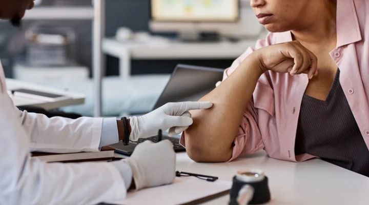 Exame médico: paciente recebendo orientação