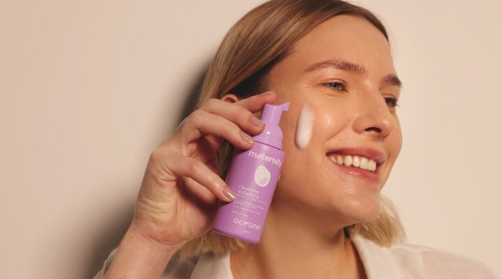 Mulher aplicando produto de skincare na pele