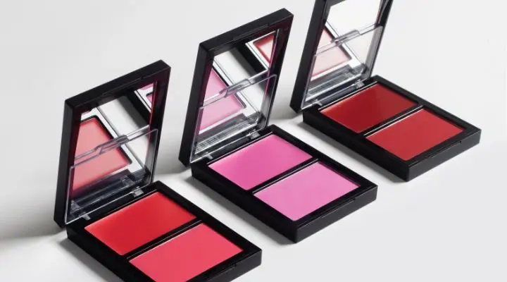 Três blushes em diferentes tonalidades e embalagens