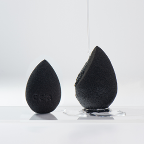 Esponjas pretas sendo lavadas