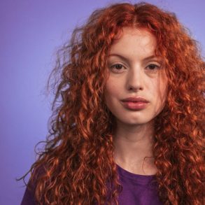 Foto de uma mulher com o cabelo cacheado.