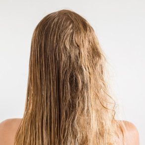 modelo com cabelo com corte químico