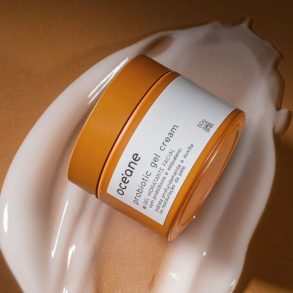 gel hidratante facial da océane sobre pinceladas de creme em uma base dourada