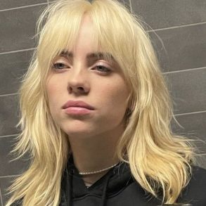 billie eilish com cabelo wolf cut descolorido