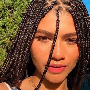 modelo com cabelo trançado box braids