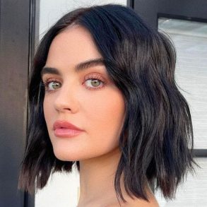 modelo com cabelo short bob levemente ondulado