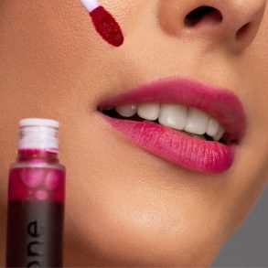 modelo com lip tint océane