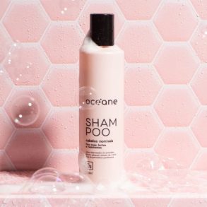 um shampoo para cabelo normal em um banheiro com revestimento de colmeia rosa