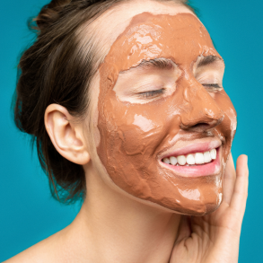 modelo usando mascara facial