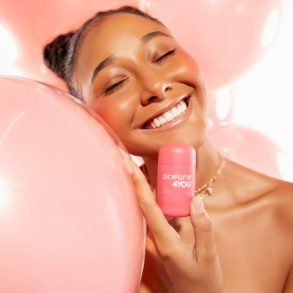 modelo usando blush rosa em bastão