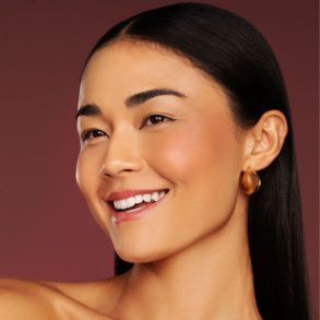 moça sorrindo maquiada