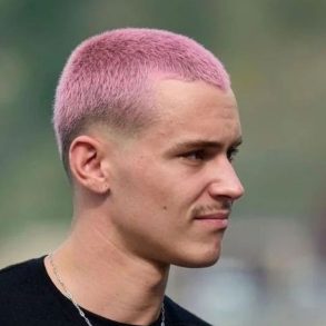 homem com cabelo curto pintado de rosa