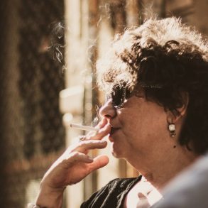 mulher fumando cigarro