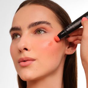 blush liquido sendo aplicado