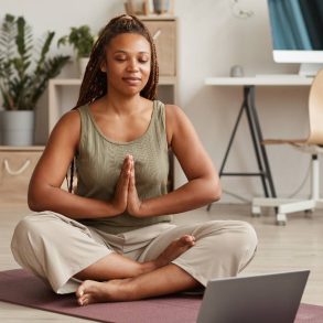 mulher meditando