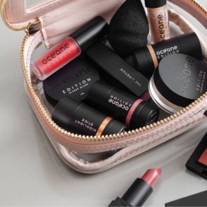 varios produtos de maquiagem dentro de uma bolsa