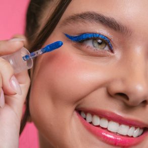 modelo com sombra liquida azul