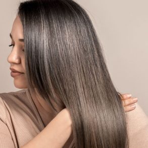 Foto de uma mulher com uma cabelo saudável e liso.