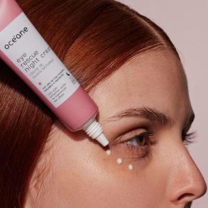 modelo aplicando creme para área dos olhos com rosa mosqueta.