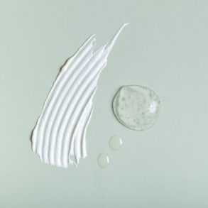 Foto das duas texturas de cosméticos com ácido lático, em creme e em sérum.