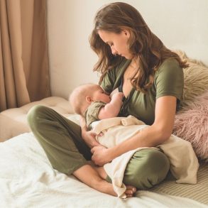 mae-amamentando-bebe-cama