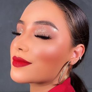 modelo com maquiagem com glitter e batom vermelho para usar no natal