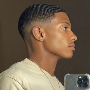 modelo masculino de perfil e cabelo em ondas, waves masculinas